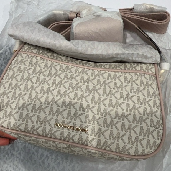 Jet Set Medium Signature Logo Crossbody Bag with Case for Apple AirPods Pro - Picture 5 of 5